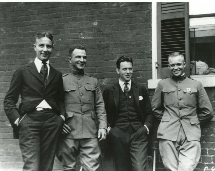 Эйзенхауэр (крайний справа) с тремя друзьями через четыре года после окончания Вест-Пойнта. 1919 г. 
