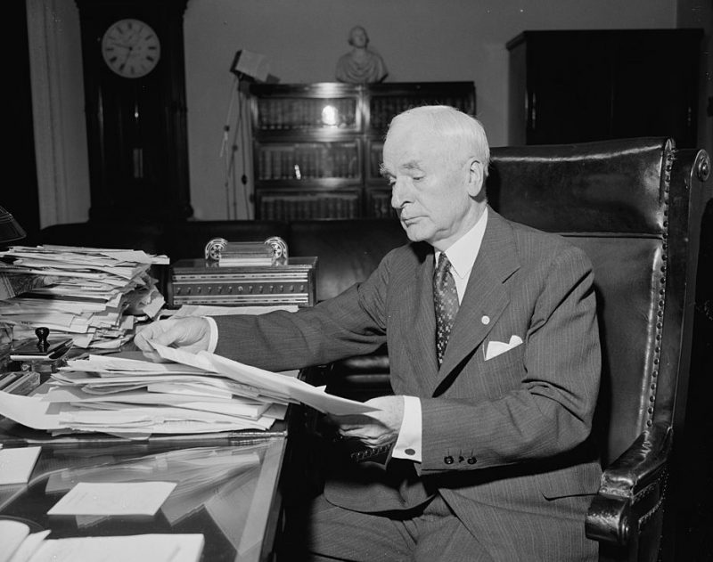 Госсекретарь Корделл Халл в своем кабинете. 1940 г.