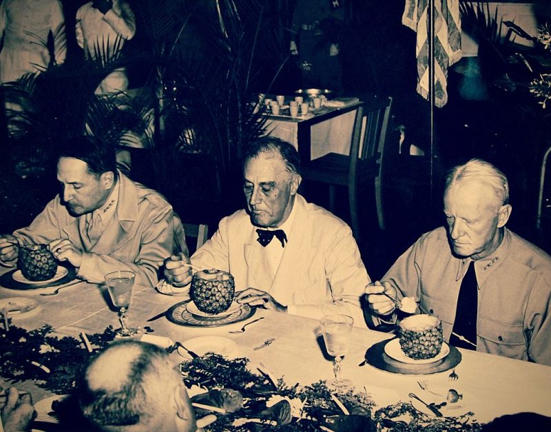Президент Франклин Д. Рузвельт ест ананасы с генералом Дугласом Макартуром и адмиралом Честером В. Нимицем. Гавайи 1944 г.