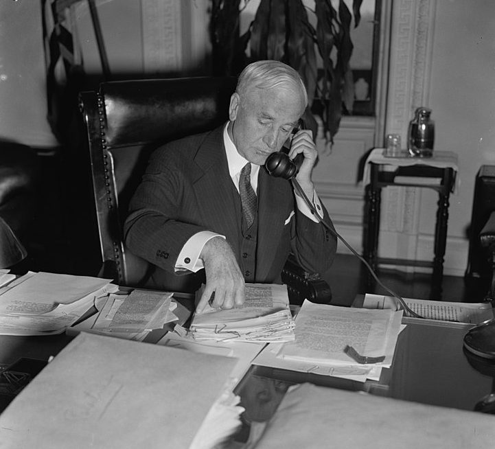 Госсекретарь Корделл Халл в своем кабинете. 1940 г.
