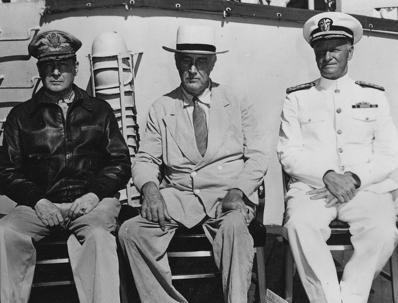 Франклин Д. Рузвельт, генерал Макартур и адмирал Нимиц в Перл-Харборе. Гавайи, 1944 г.
