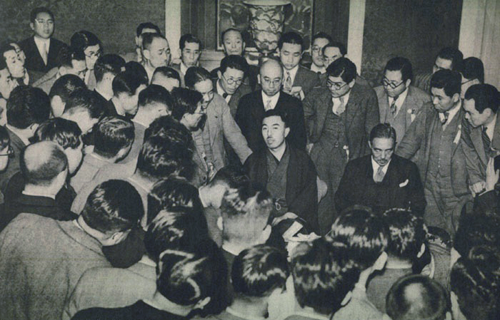 Фумнимаро Коноэ встречается с прессой в своей частной резиденции. 1937 г.