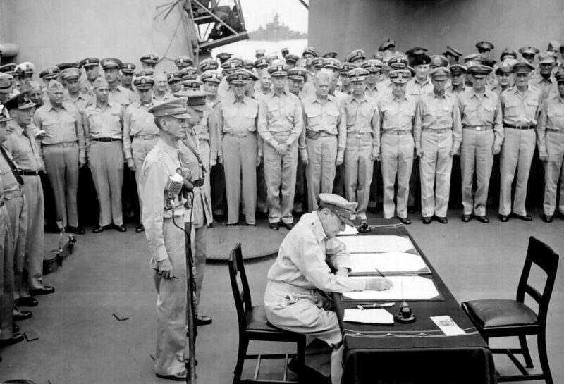 Макартур подписывает акт о капитуляции Японии на борту авианосца «Миссури». 1945 г.