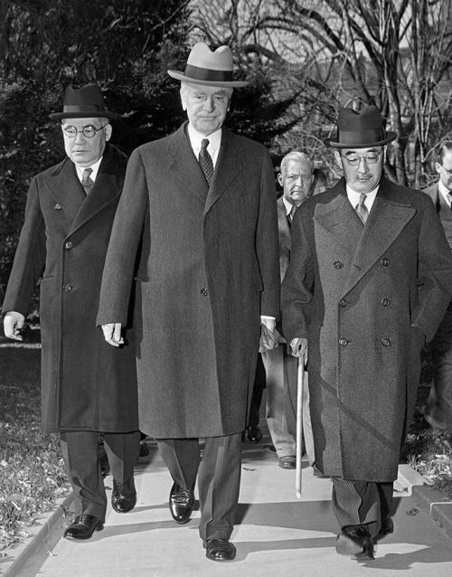 Халл Корделл с послом Японии адмиралом Китисабуро Номура (слева) и специальным посланником Сабуро Курусу (справа). 1941 г.
