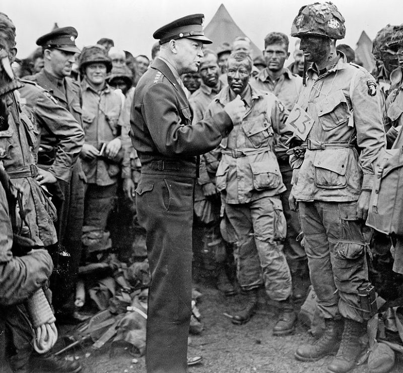 Эйзенхауэр разговаривает с солдатами 502-го парашютно-пехотного полка. 1944 г.