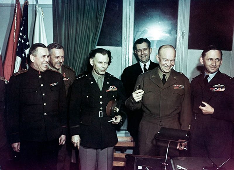 Эйзенхауэр с командирами союзников после подписания акта о капитуляции Германии в Реймсе. 1945 г.