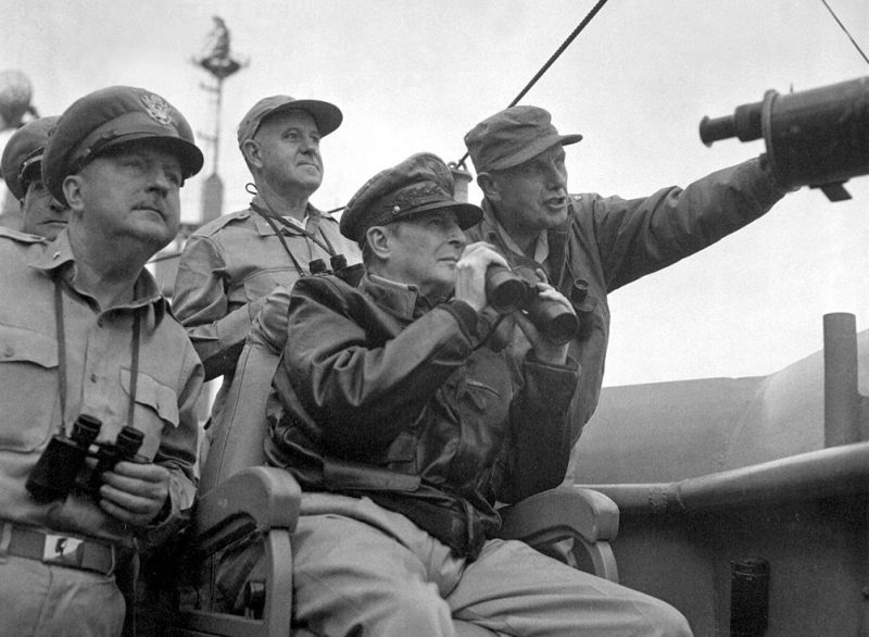 Макартур наблюдает за морским обстрелом Инчхона с авианосца «Маунт МакКинли». 1950 г.