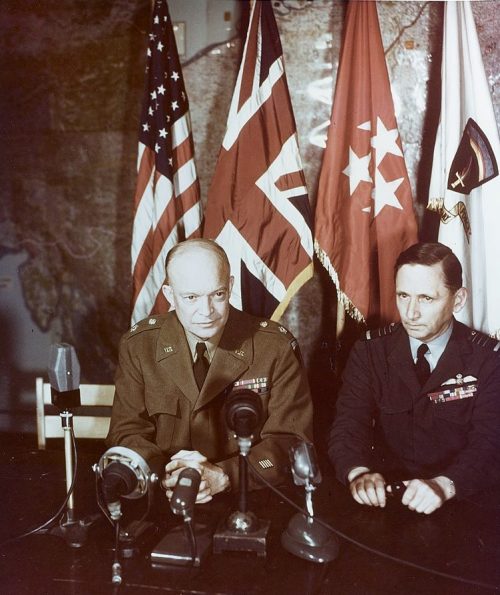 Эйзенхауэр и маршал авиации Теддер после капитуляции Германии. 1945 г.