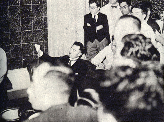 Бывший премьер-министр Фумнимаро Коноэ встречается с прессой в Казоку Кайкан. 1940 г. 
