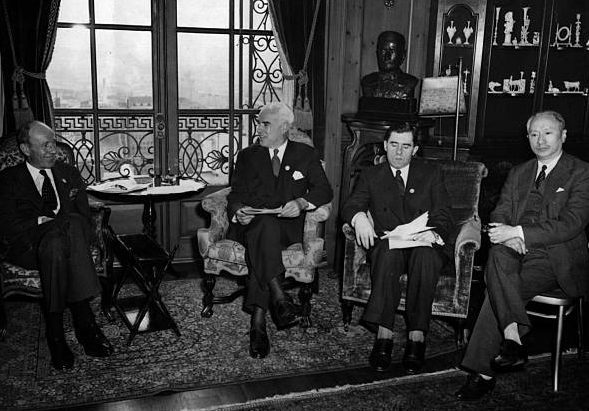 Эдвард Р. Стеттиниус, лорд Галифакс, А. А. Громыко и В. К. Веллингтон. 1945 г.