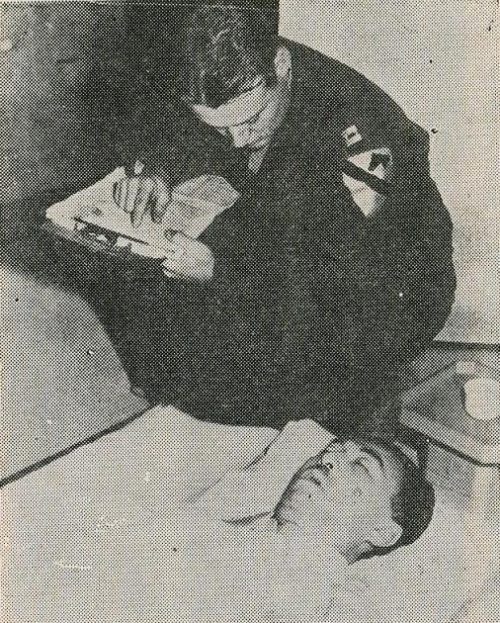 Труп бывшего премьер-министра Фумимаро Коноэ, который покончил жизнь самоубийством, приняв цианистый калий. 1945 г.