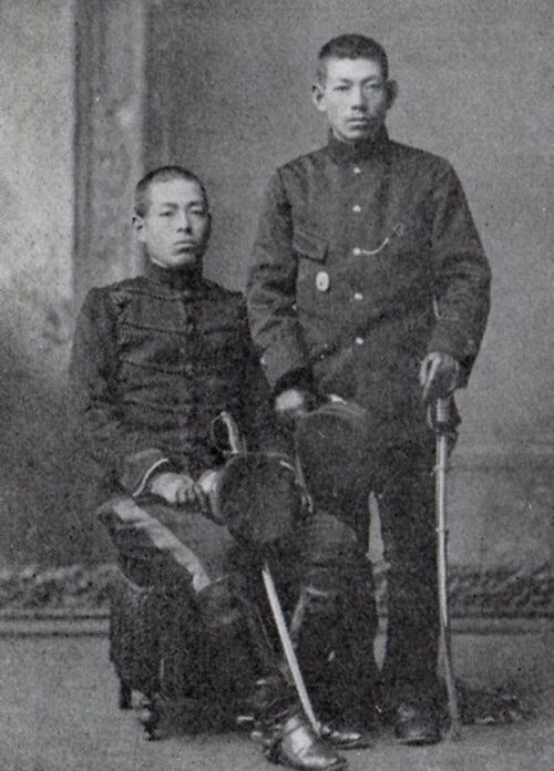 Хата Сюнроку (слева) с братом. 1903 г.