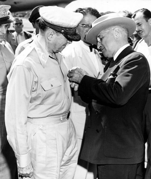 Президент Гарри С. Трумэн награждает генерала Дугласа Макартура медалью «За выдающиеся заслуги». 1950 г.