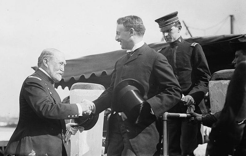 Генерал Фредерик Дент Грант, командующий островом Говернорс, приветствует военного министра Генри И. Стимсона. 1910 г.