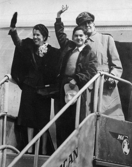 Дуглас Макартур, Джин Макартур и сын Артур Макартур возвращаются с Филиппин. 1950 г.