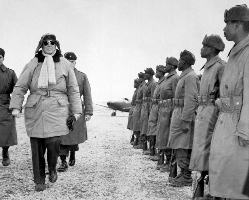 Генерал армии Дуглас Макартур инспектирует войска 24-го пехотного полка на аэродроме Кимпо. 1951 г.