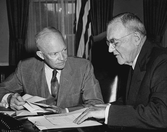 Эйзенхауэр с госсекретарем Даллесом. 1956 г.