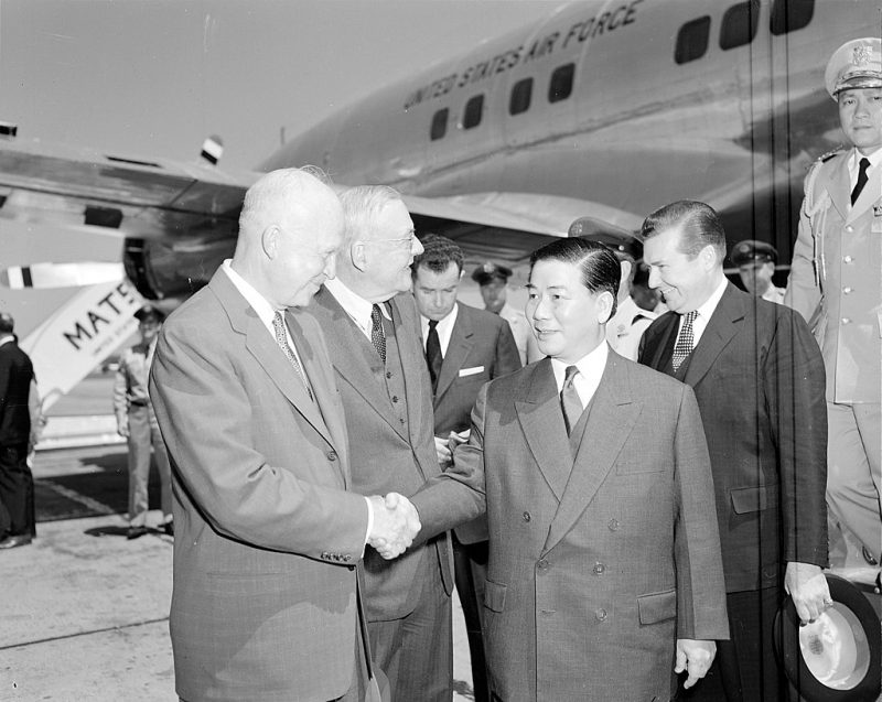 Эйзенхауэр с президентом Южного Вьетнама Нго Динь Дьемом в Вашингтоне. 1957 г.