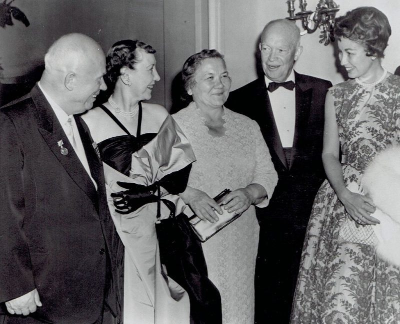 Никита Хрущев с женой во время своего визита в США в качестве гостя президента Эйзенхауэра. 1959 г.
