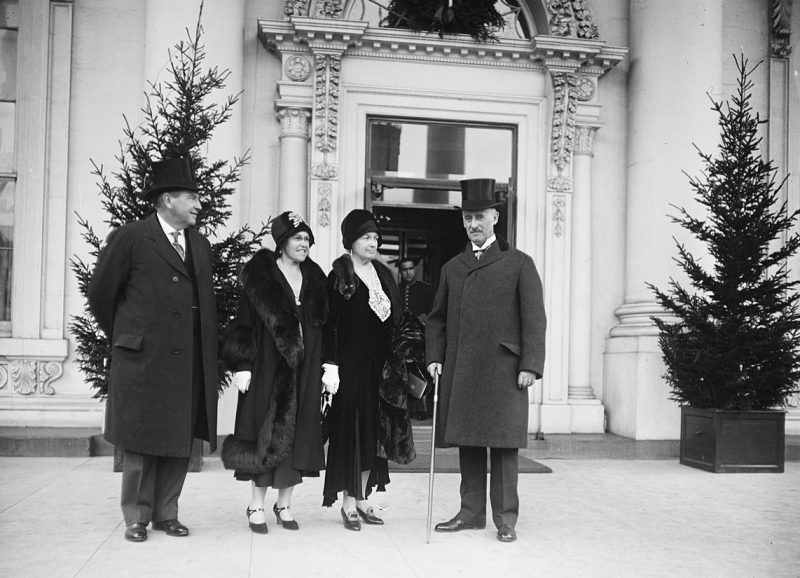 Судья Харлан Ф. Стоун, миссис Стоун, миссис Генри Льюис Стимсон и государственный секретарь Стимсон, в Белом доме на новогоднем приеме. 1930 г.