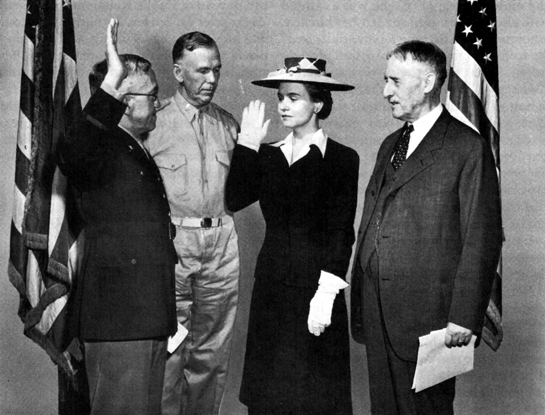 Принятие присяги Калп Хобби в качестве руководителя WAAC в присутствии генерал-майора Майрона К. Крамера, генерала Джорджа К. Маршалла и военного министра Генри Л. Стимсона. 1942 г.