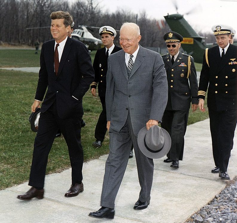 Президент Джон Ф. Кеннеди встречается с генералом Эйзенхауэром в Кэмп-Дэвиде. 1961 г.