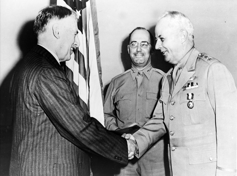 Генри Л. Стимсон награждает генерал-лейтенанта Делоса Карелтона Эммонсона медалью «За выдающиеся заслуги». 1943 г.