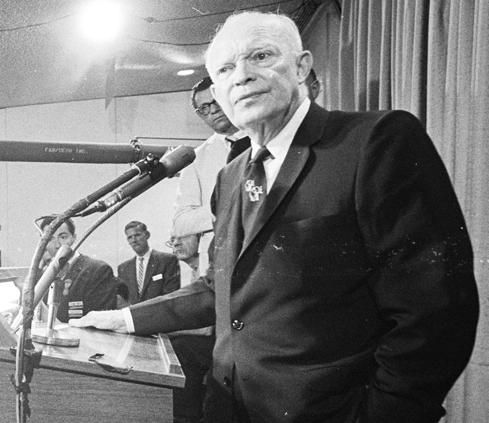 Эйзенхауэр выступает перед прессой на Республиканском национальном съезде. 1964 г.