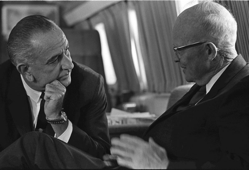 Президент Линдон Джонсон с Эйзенхауэром на борту «Air Force One». 1965 г.
