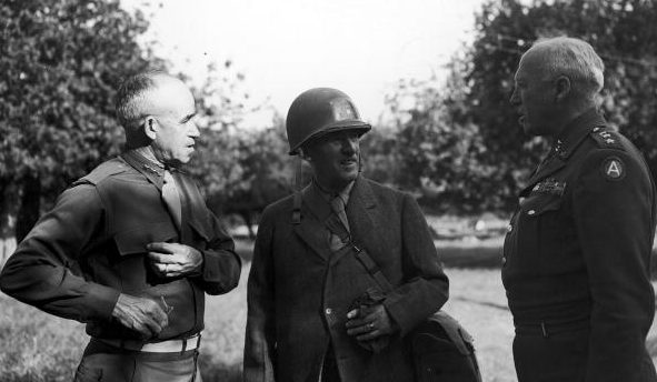 Американские генералы Омар Брэдли и Джордж Паттон с военным министром Генри Стимсоном. 1944 г.