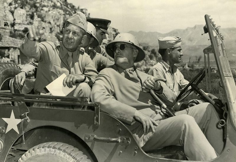 Генерал-лейтенант Джейкоб Л. Деверс и военный министр Генри Л. Стимсон совершают поездку по итальянскому фронту. Кассино, 1944 г.