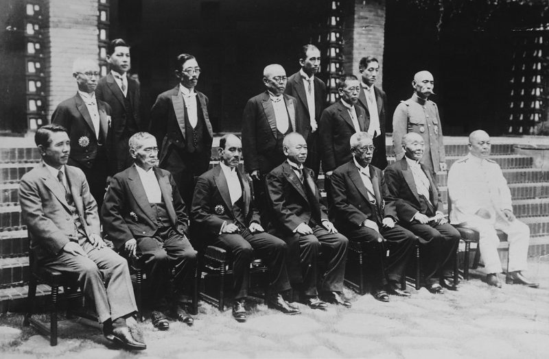 Хирота Коки среди министров Кабинета Кейсуке Окада. 1934 г.