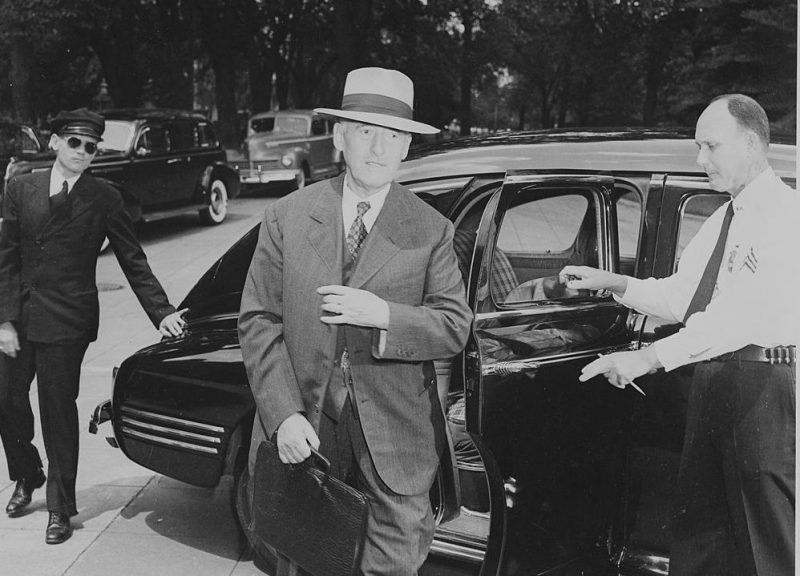 Стимсон прибывает на заседание кабинета министров Трумэна в августе 1945 года.