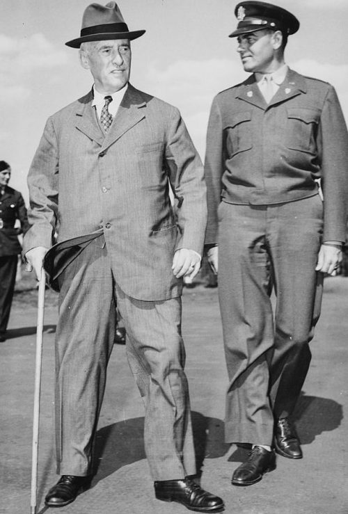Стимсон и полковник Уильям Х. Кайл в аэропорту Гатов в Берлине. 1945 г.