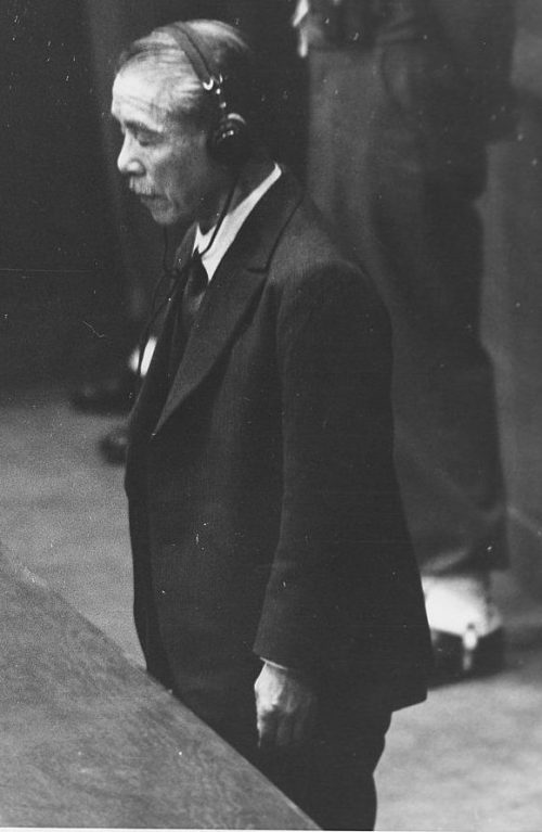 Хирота Коки слушает свой смертный приговор. 1948 г.