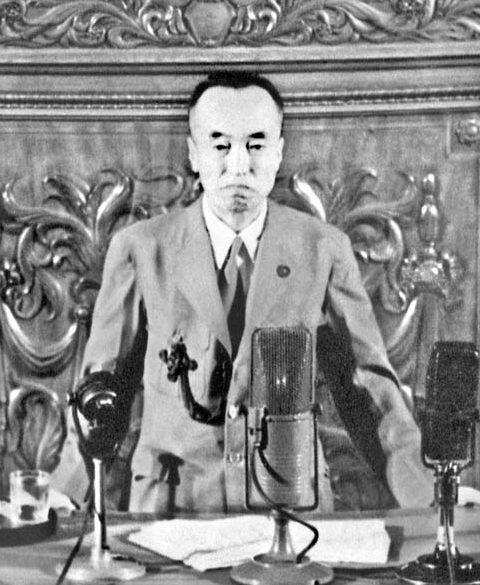 Премьер-министр Хигасикуни выступает на пленарном заседании Палаты представителей в Токио. 1945 г.