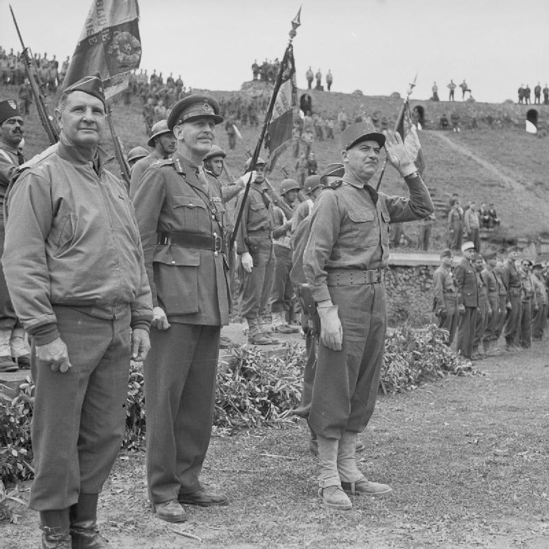 Командующий французским экспедиционным корпусом генерал Альфонс Джуин, генерал-майор Джеффри Киз и генерал-майор А.Л. Колье на параде 3-го алжирского полка в Помпеях. 1944 г.