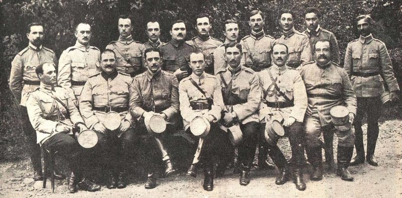 Ион Антонеску - начальник Оперативного отдела со своими подчиненными. 1918 г.
