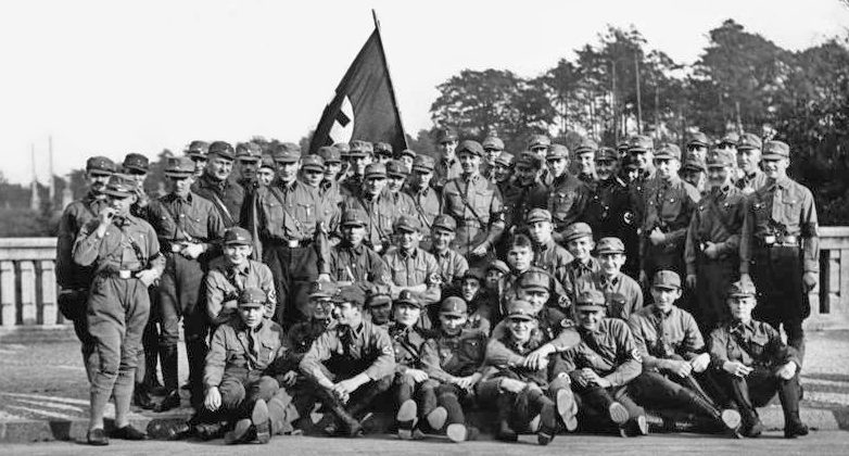 Один из отрядов СА в Берлине под командованием Хорста Весселя. 1929 г.