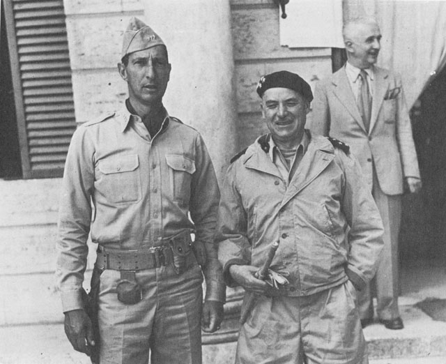 Кларк (слева) и Джуин (справа) в Сиене. 1944 г.