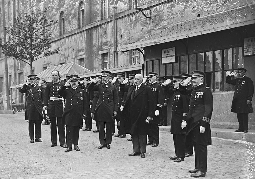 Капитан Дарлан Франсуа среди офицеров на приеме морского министра в Бресте. 1927 г.