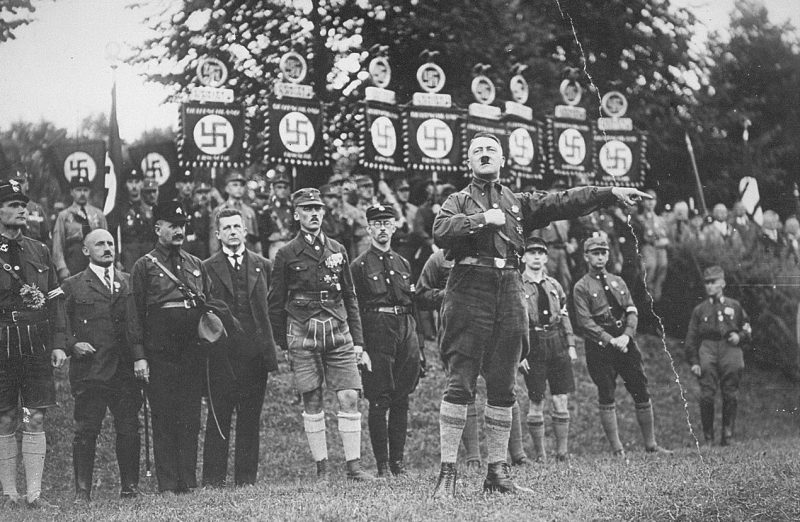 Адольф Гитлер произносит речь на третьем съезде нацистской партии в Нюрнберге. 1927 г.