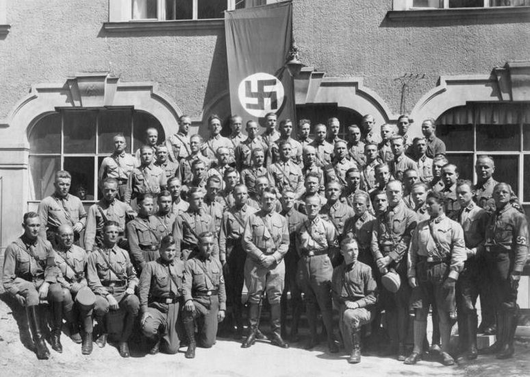 Гитлер со штурмовиками СА. 1931 г.
