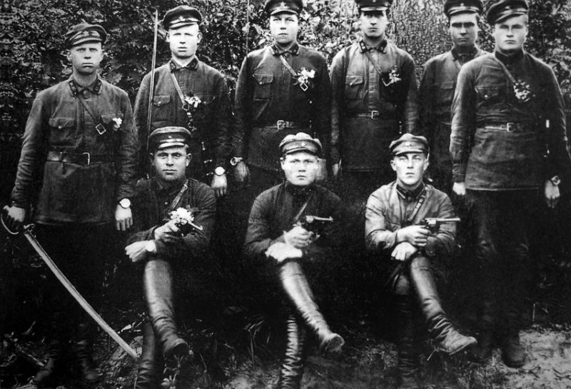 Офицерам НКВД выдавали часы за убийство поляков. На этом фото они раскладывают руки, чтобы похвастаться этими часами.