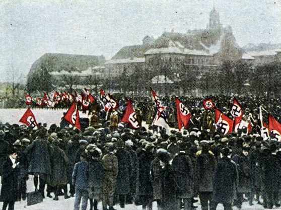Подразделения СА на освящении штандарта в Мюнхене по случаю партийной конференции НСДАП. Январь, 1923 г.