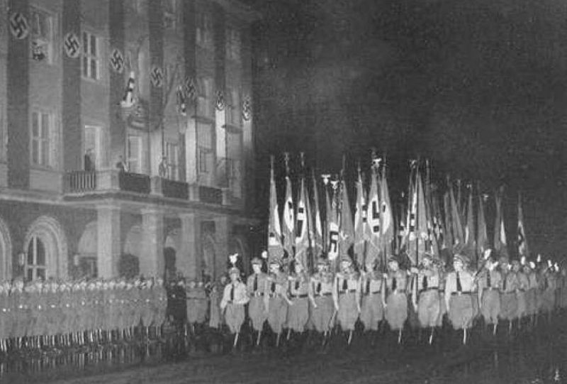 Ночной марш СА в честь назначения Гитлера новым канцлером Германии. 1933 г.