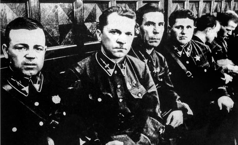 Высокопоставленные сотрудники НКВД награжденные за участие в «Польской операции». 