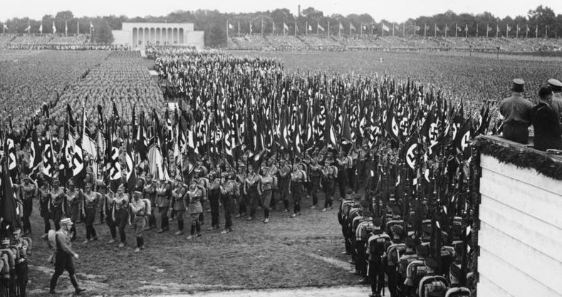 Марш СА на съезде нацистской партии в Нюрнберге. 1933 г.