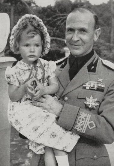 Дино Альфиери, посол Италии в Берлине, с юной Эддой Геринг. 1941 г.