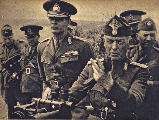 Король Михаил и командующий армией генерал Ион Антонеску на берегу реки Прут. 1941 г. 